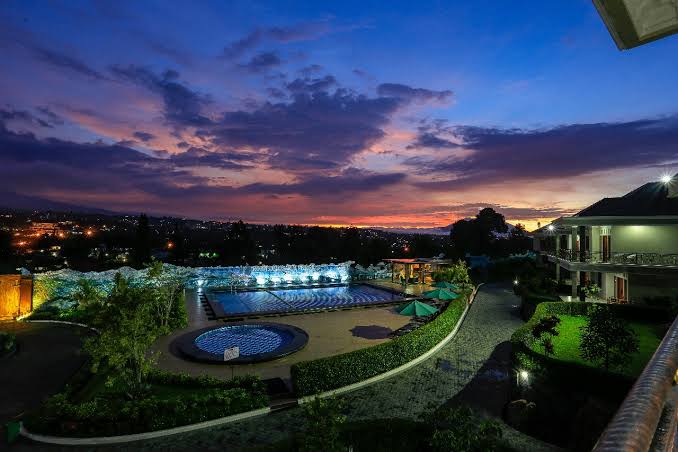 Sunset Kolam Renang